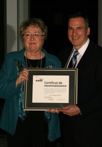50e anniversaire de l'EBSI-Remise d'un certificat de reconnaissance à Louise Gagnon-Arguin