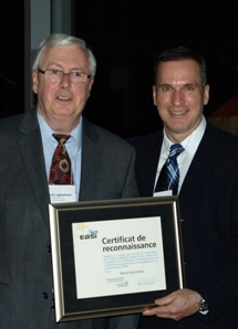 50e anniversaire de l'EBSI-Remise d'un certificat de reconnaissance à Marcel Lajeunesse